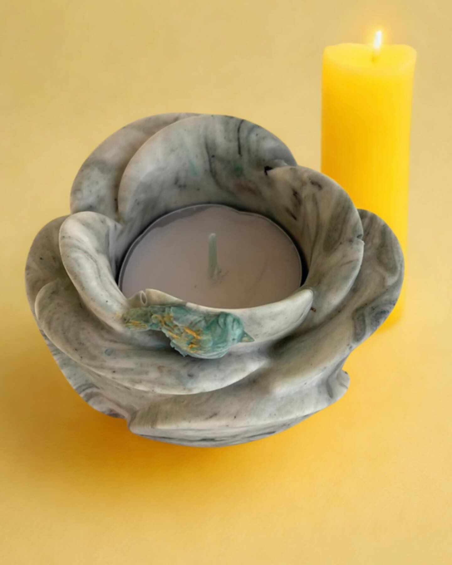 Porta-velas em jesmonite em forma de rosa