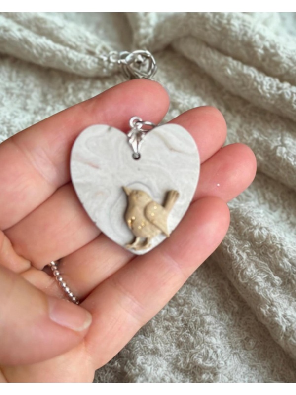 Pendente em jesmonite em forma de coração com pássaro