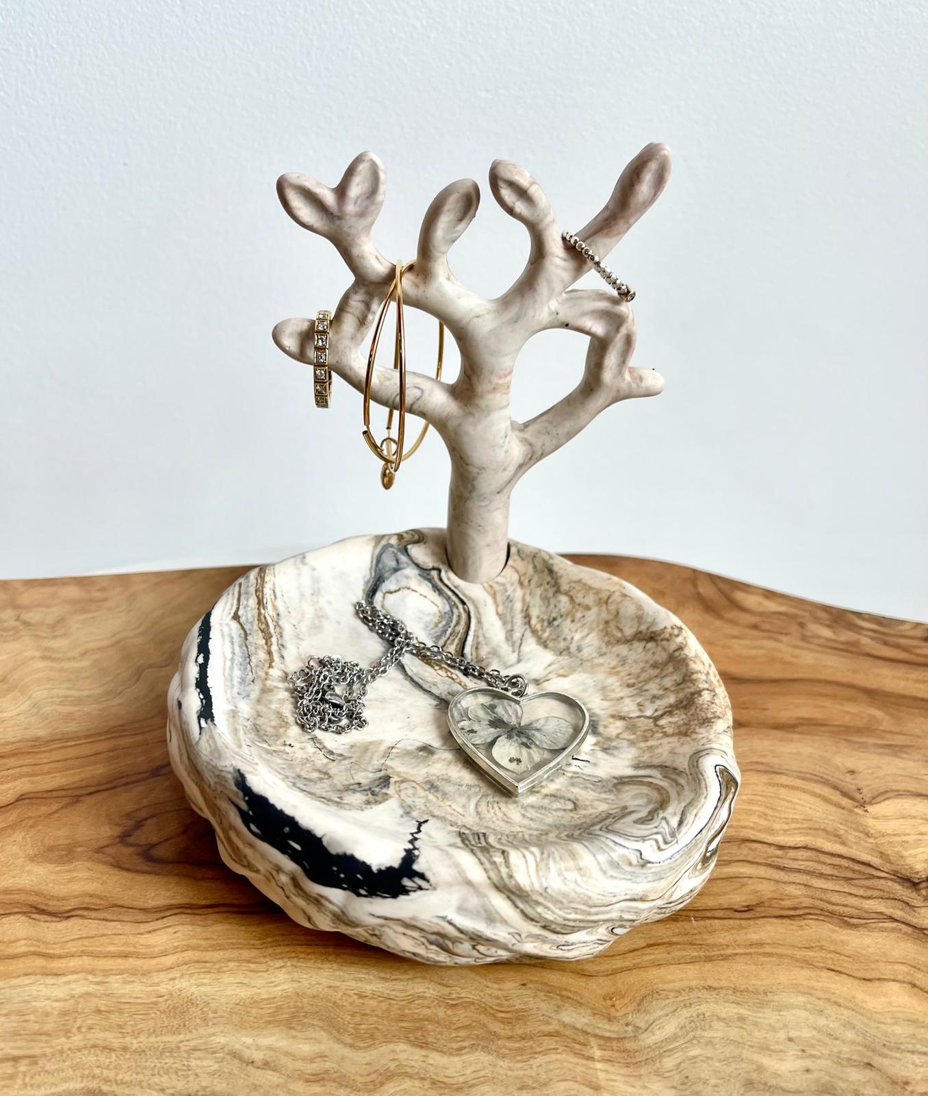 Suporte de bijuteria em jesmonite com base decorativa