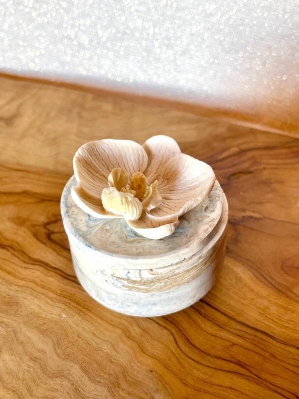 Caixa decorativa com tampa em jesmonite com flor de orquídea - Image 4
