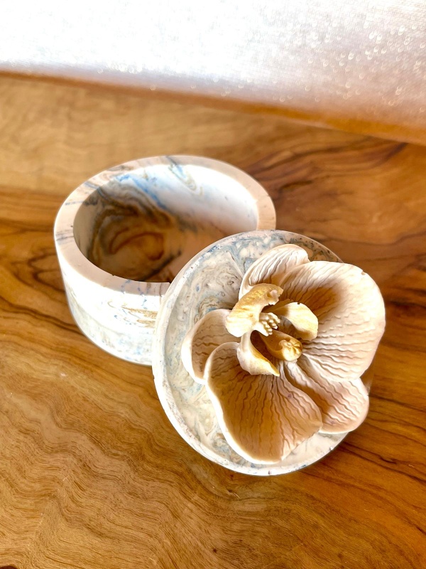 Caixa decorativa com tampa em jesmonite com flor de orquídea - Image 5
