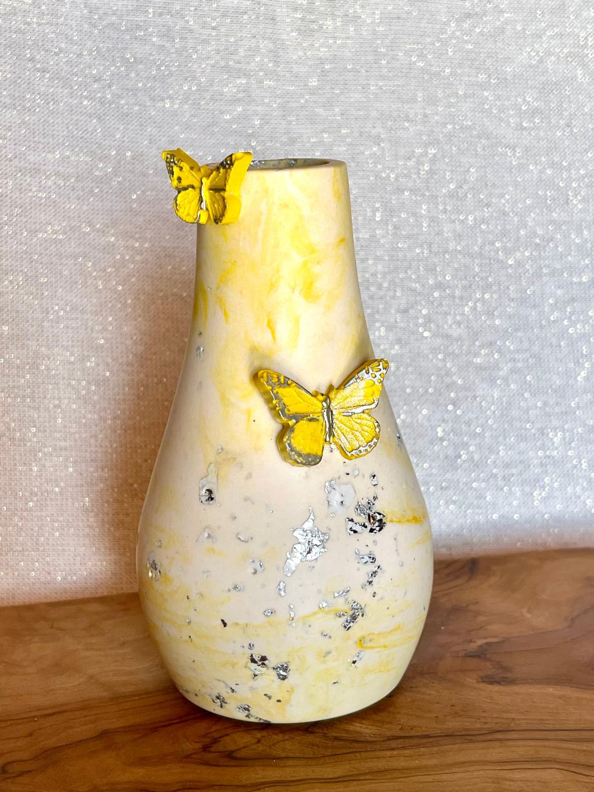 Jarra decorativa em jesmonite Primavera com borboletas