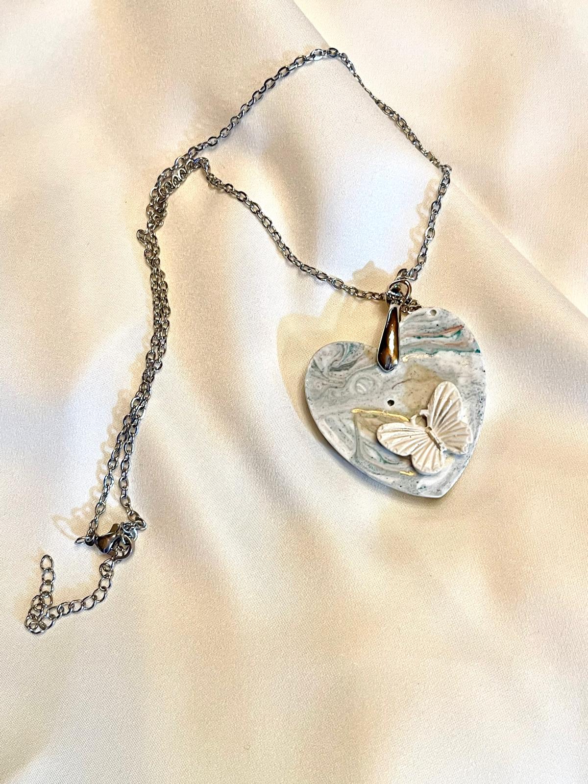 Pendente de jesmonite em forma de coração com borboleta