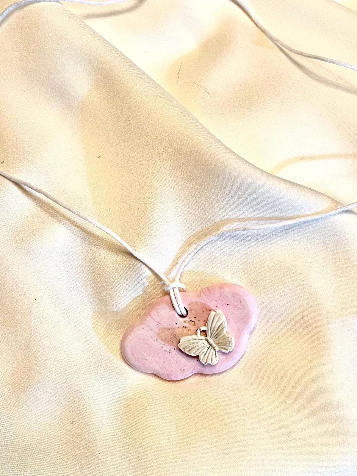 Pendente de jesmonite em forma orgânica com borboleta