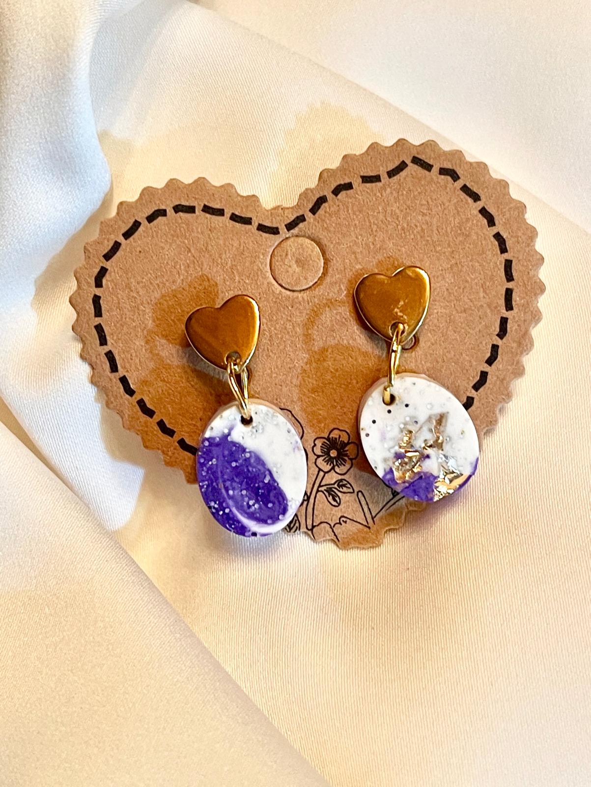 Brincos de jesmonite com coração dourado e detalhe lilás