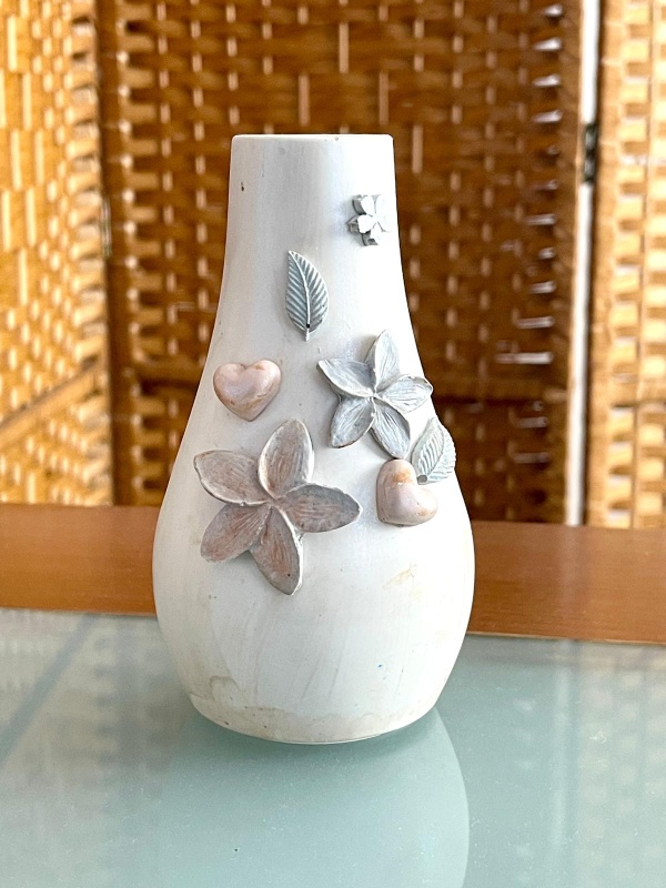 Jarra decorativa em jesmonite com flores e corações