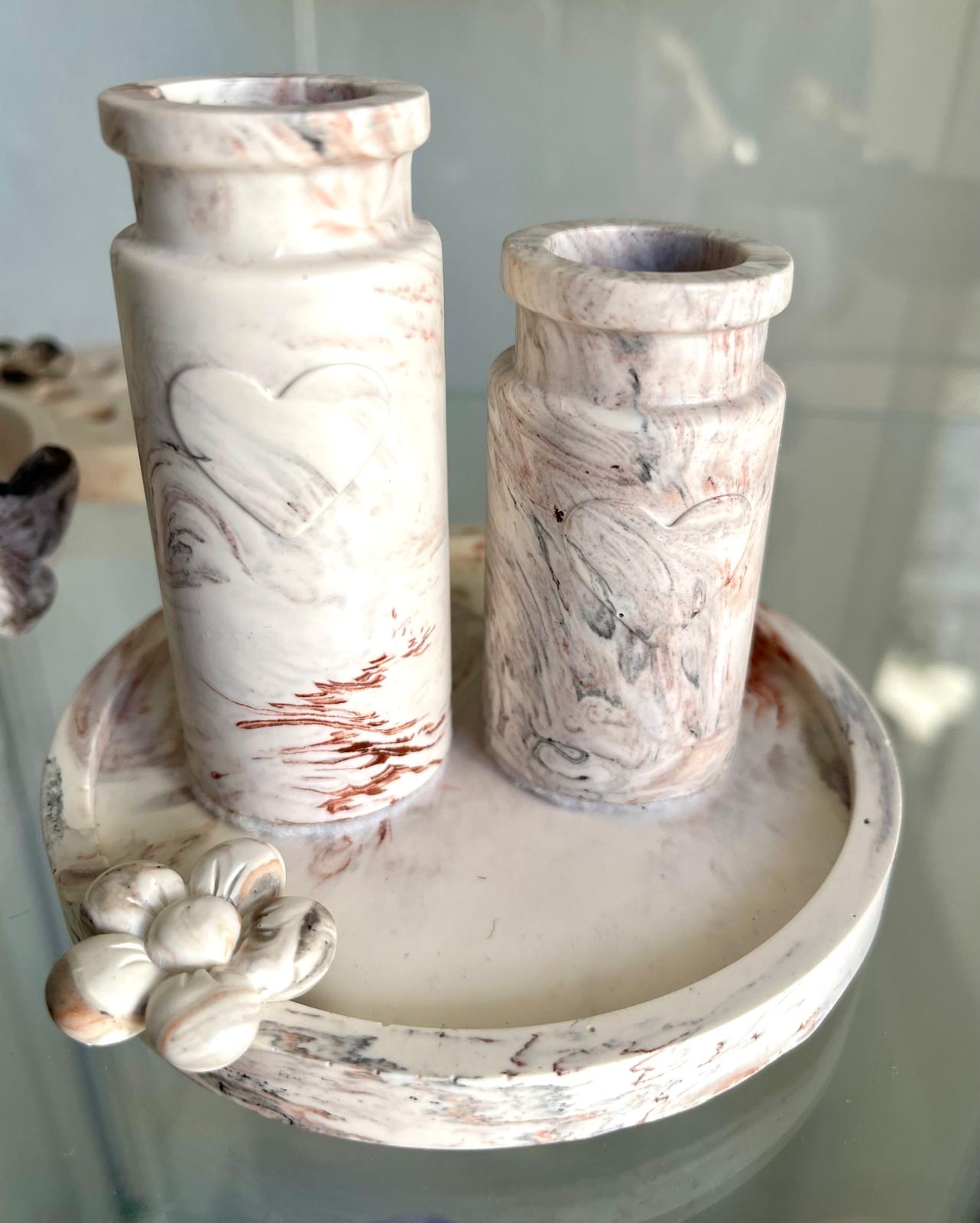 Conjunto decorativo em jesmonite com bandeja, jarras e flor