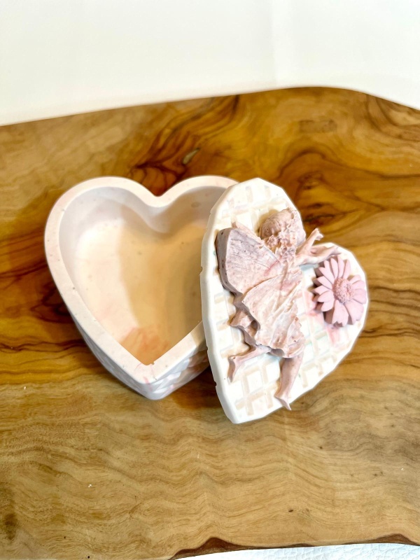 Caixa decorativa em forma de coração em jesmonite com fada - Image 4