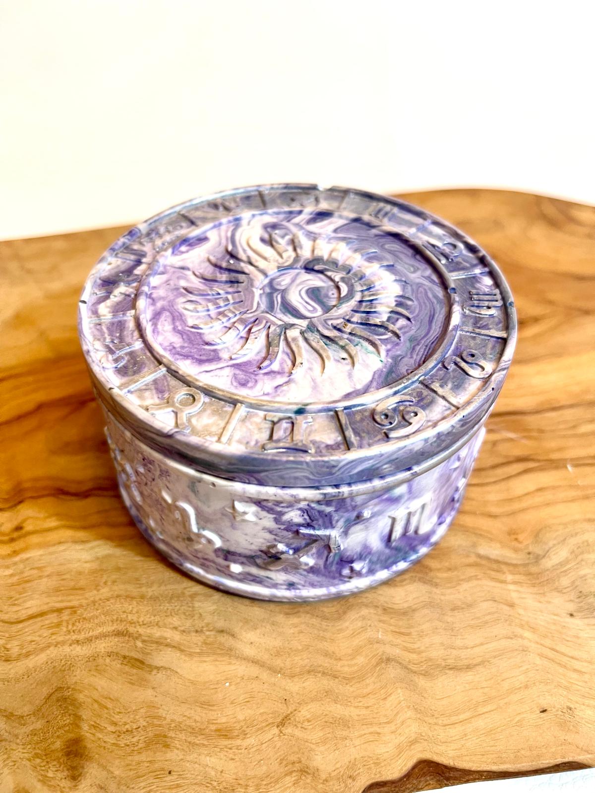 Caixa decorativa com tampa em jesmonite com sol e signos