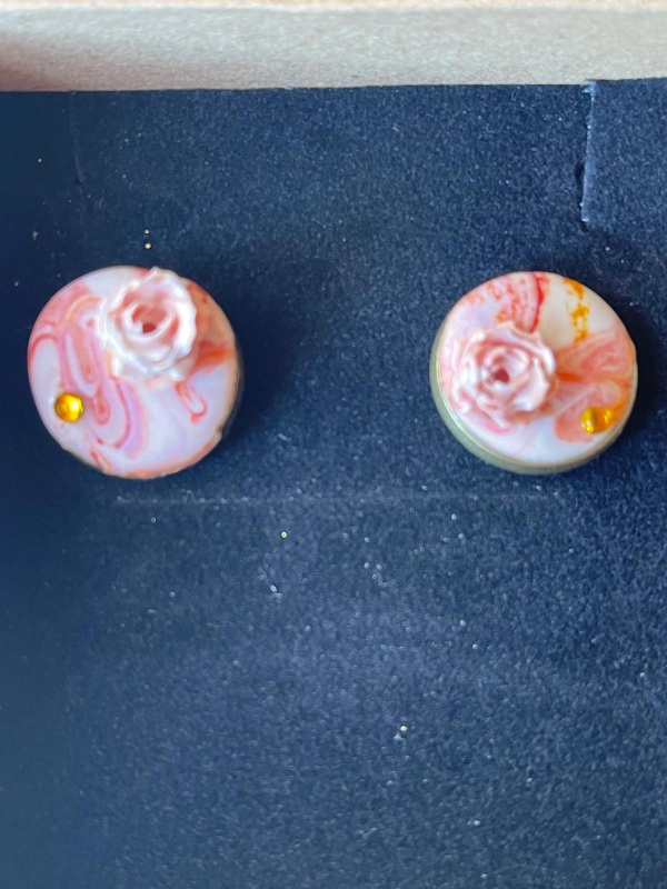 Brincos de jesmonite com rosa em relevo