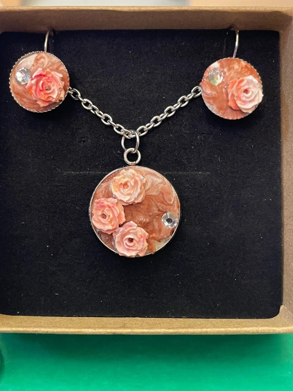 Conjunto de colar e brincos em jesmonite com rosas em relevo