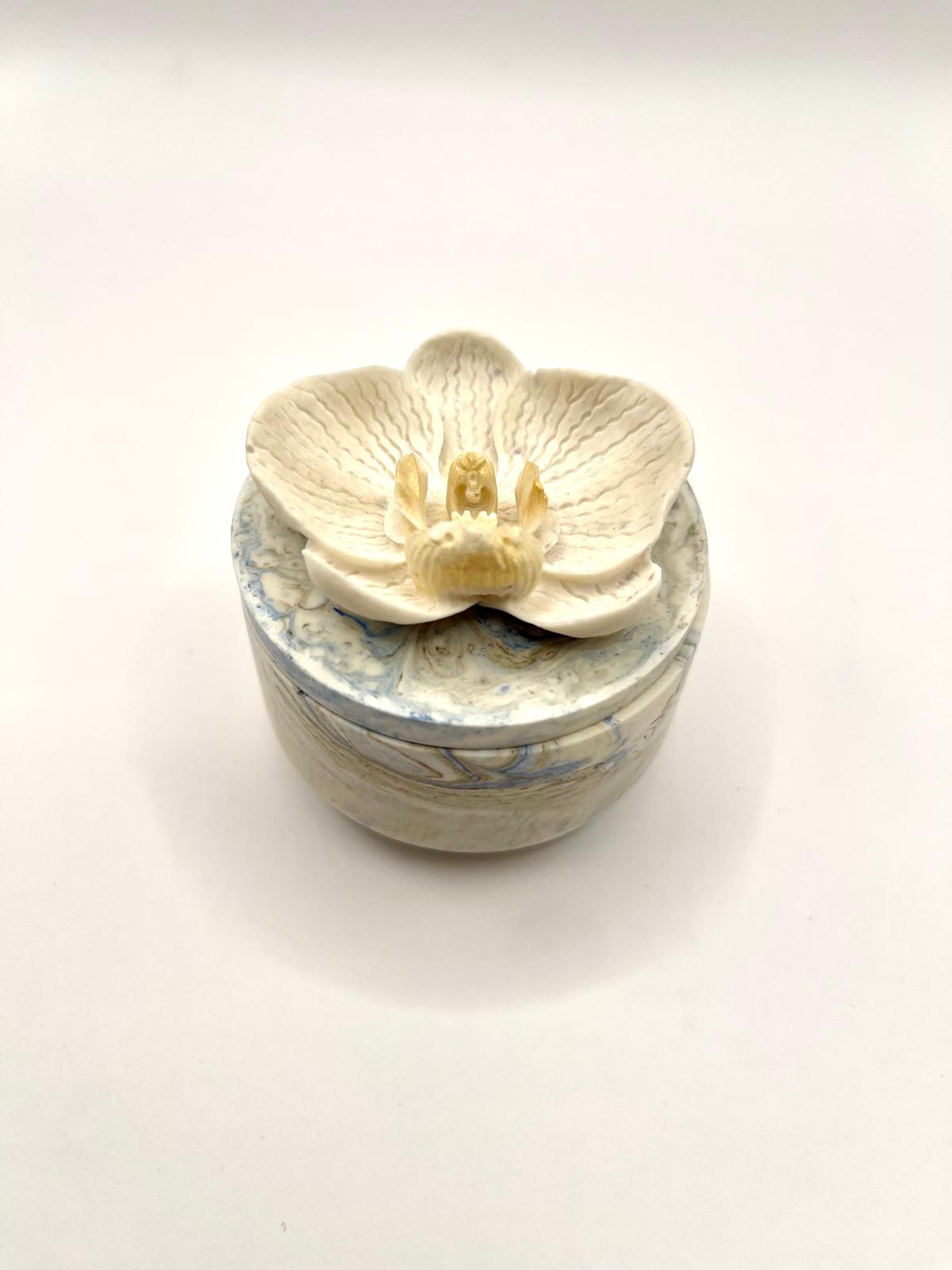Caixa decorativa com tampa em jesmonite com flor de orquídea