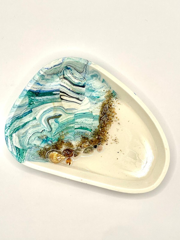 Bandeja decorativa oval em jesmonite, resina, conchas e areia - Image 6