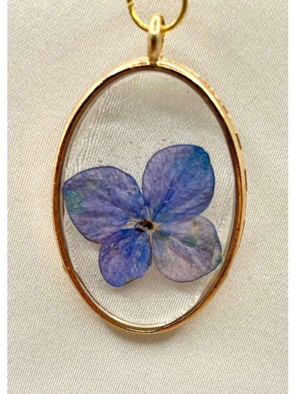 Pendente oval em resina com flor de hortênsia