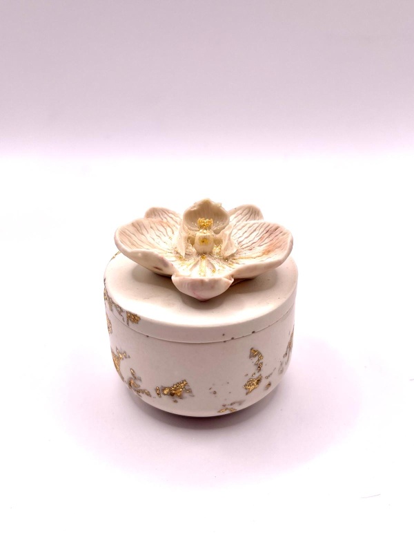 Caixa decorativa com tampa em jesmonite com flor de orquídea - Image 4