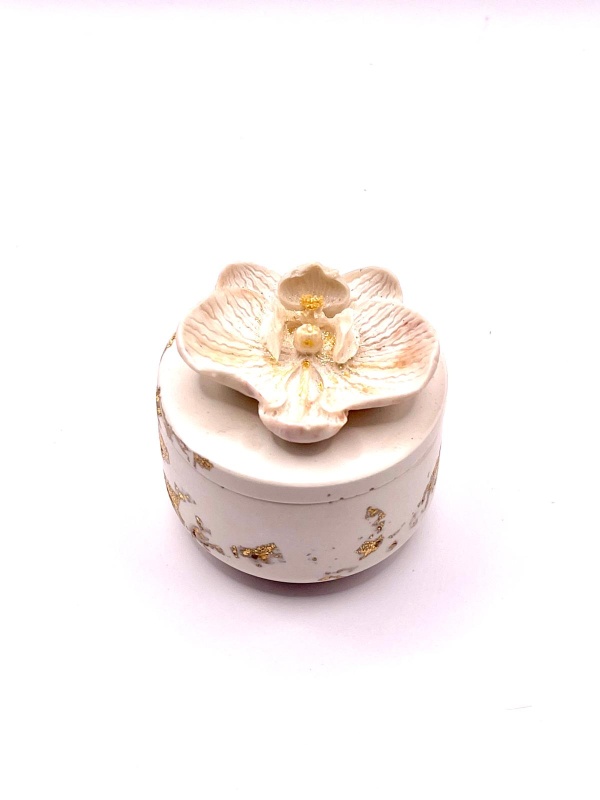 Caixa decorativa com tampa em jesmonite com flor de orquídea - Image 3