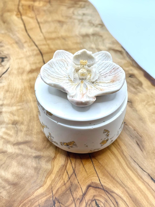 Caixa decorativa com tampa em jesmonite com flor de orquídea - Image 5