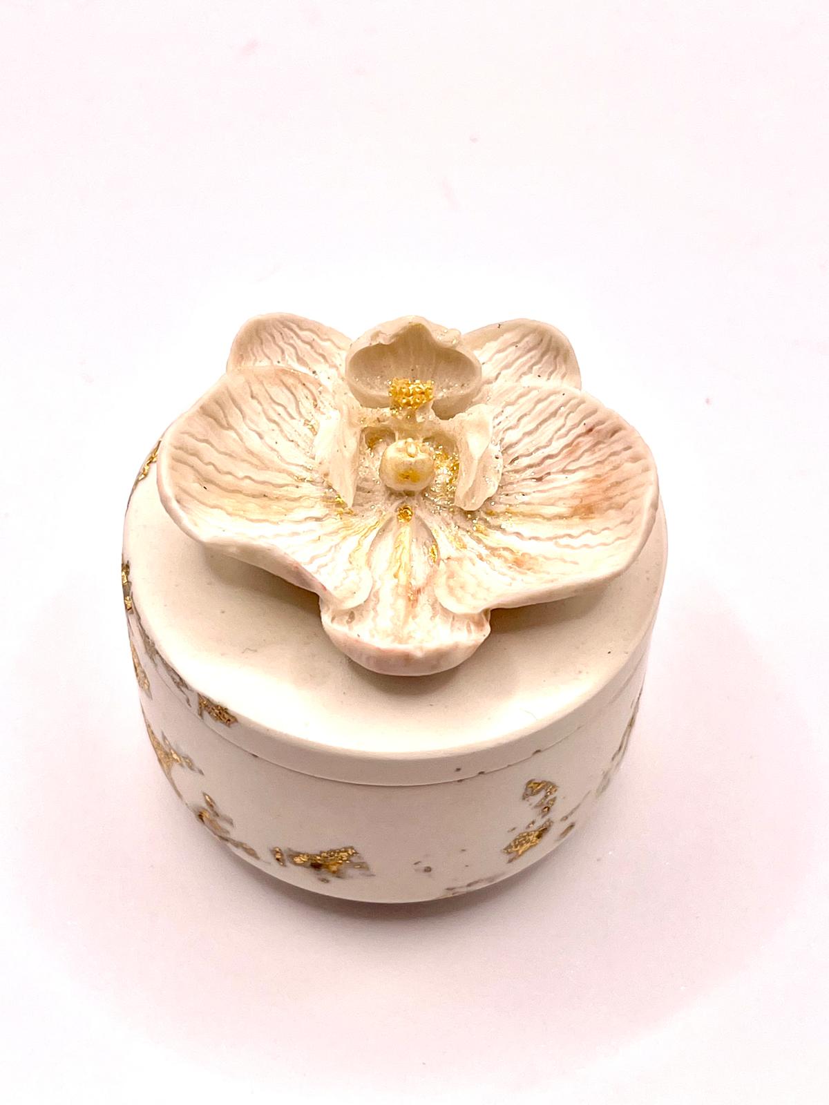 Caixa decorativa com tampa em jesmonite com flor de orquídea