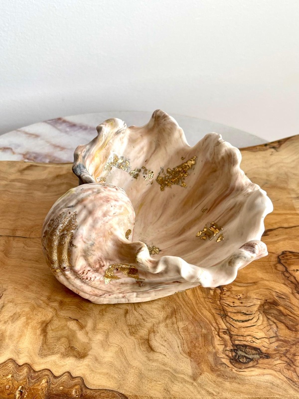 Taça decorativa em jesmonite em forma de concha