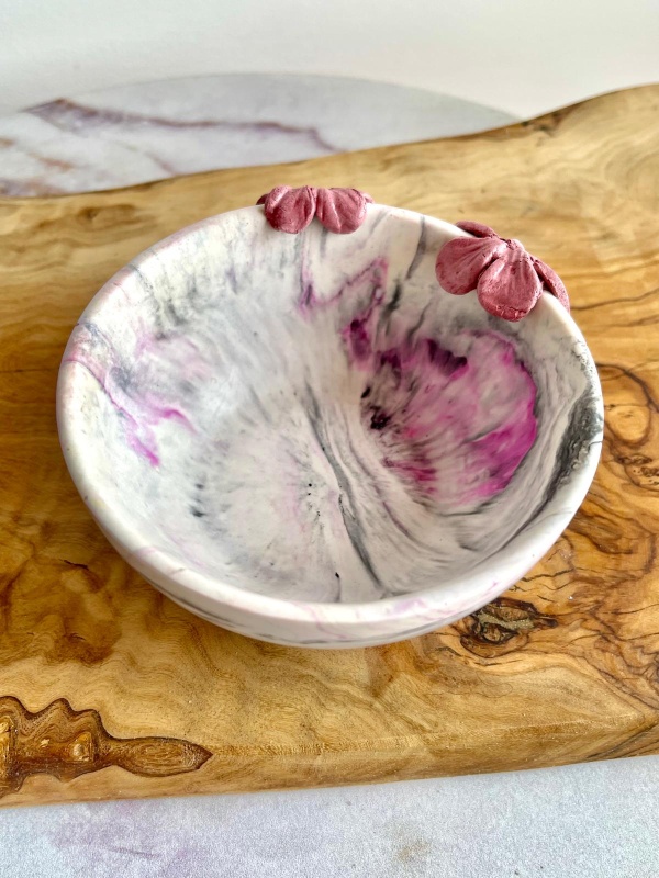 Taça decorativa em jesmonite com flores em cerâmica fria - Image 4