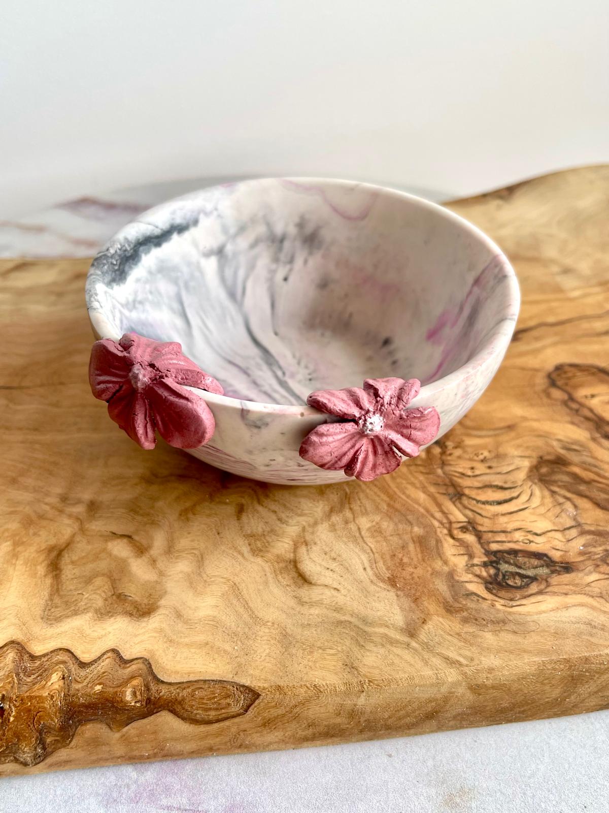 Taça decorativa em jesmonite com flores em cerâmica fria