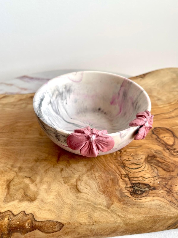 Taça decorativa em jesmonite com flores em cerâmica fria - Image 3