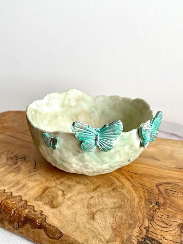 Taça decorativa em jesmonite verde com borboletas - Image 5