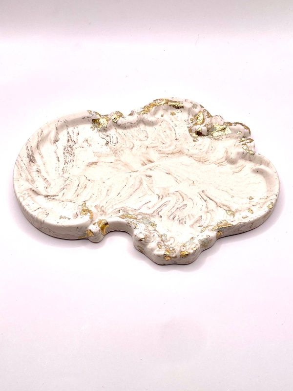 Bandeja decorativa em jesmonite com apontamentos dourados - Image 4