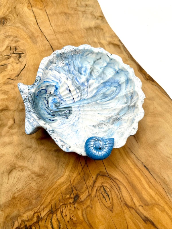 Taça decorativa em jesmonite em forma de concha