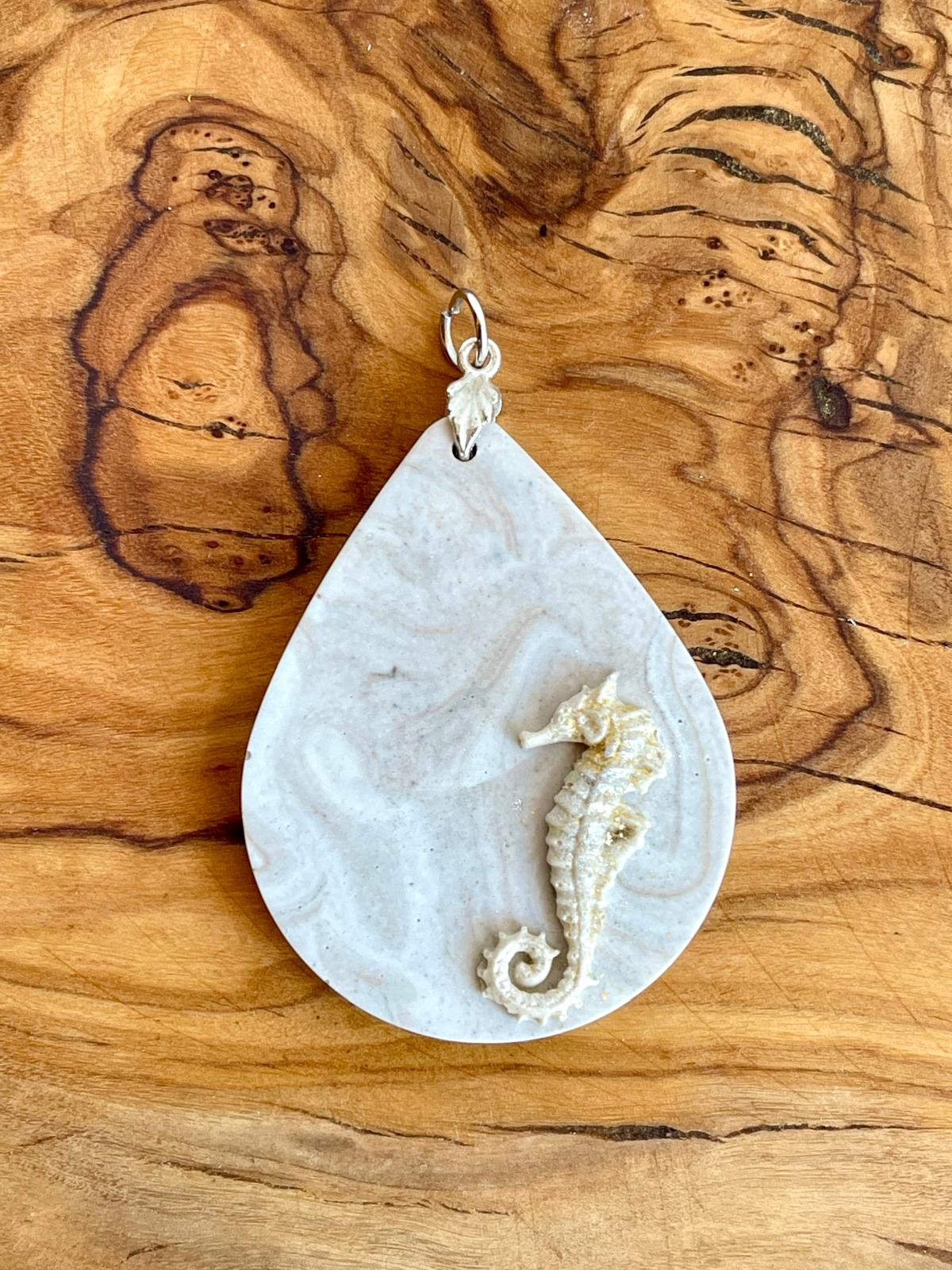 Pendente em gota em jesmonite com cavalo-marinho