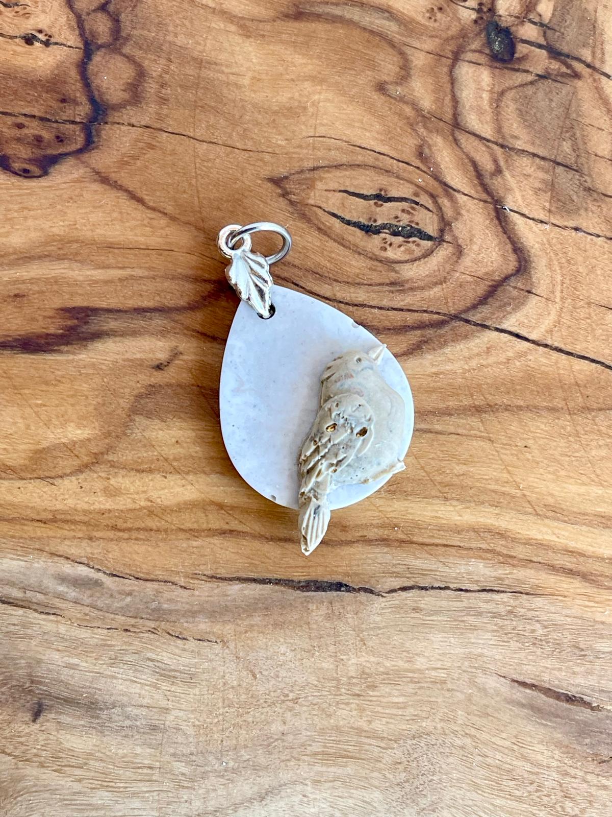 Pendente em gota em jesmonite com pássaro