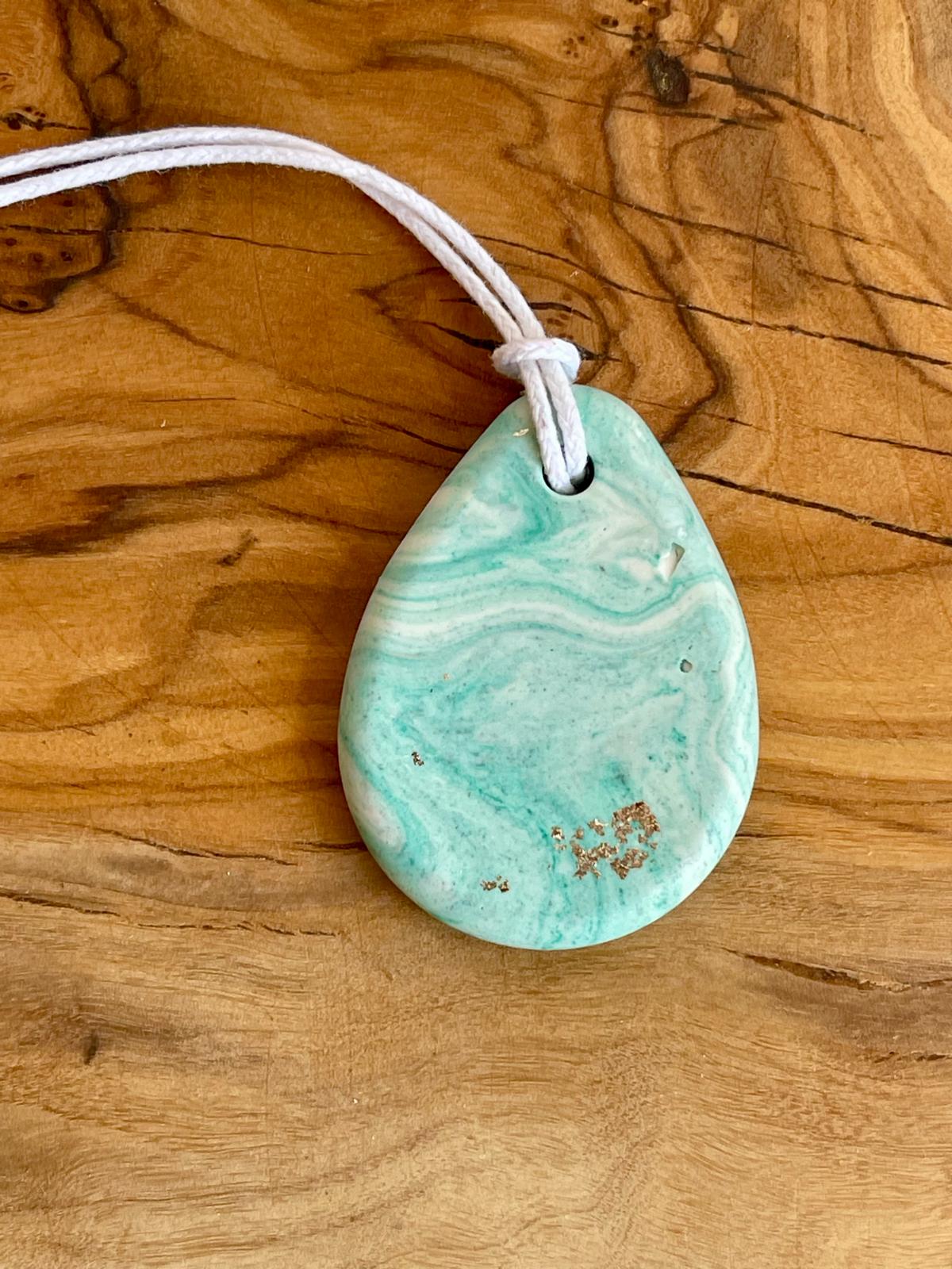 Pendente em gota em jesmonite verde marmoreado