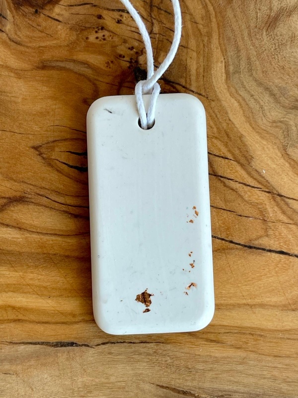 Pendente retangular de jesmonite com apontamentos dourados