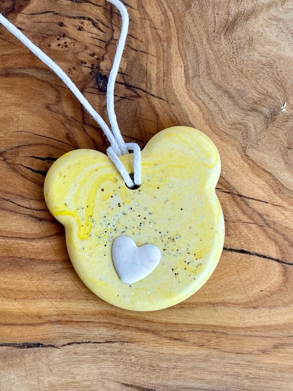 Pendente de jesmonite com coração
