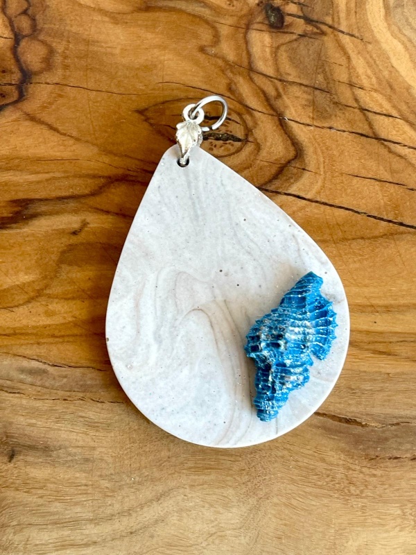 Pendente em gota em jesmonite com concha azul