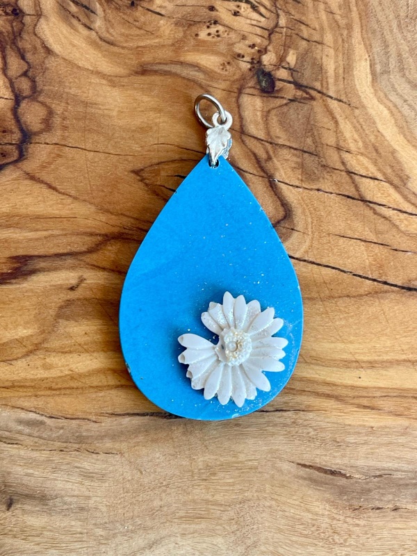 Pendente em gota em jesmonite azul com flor