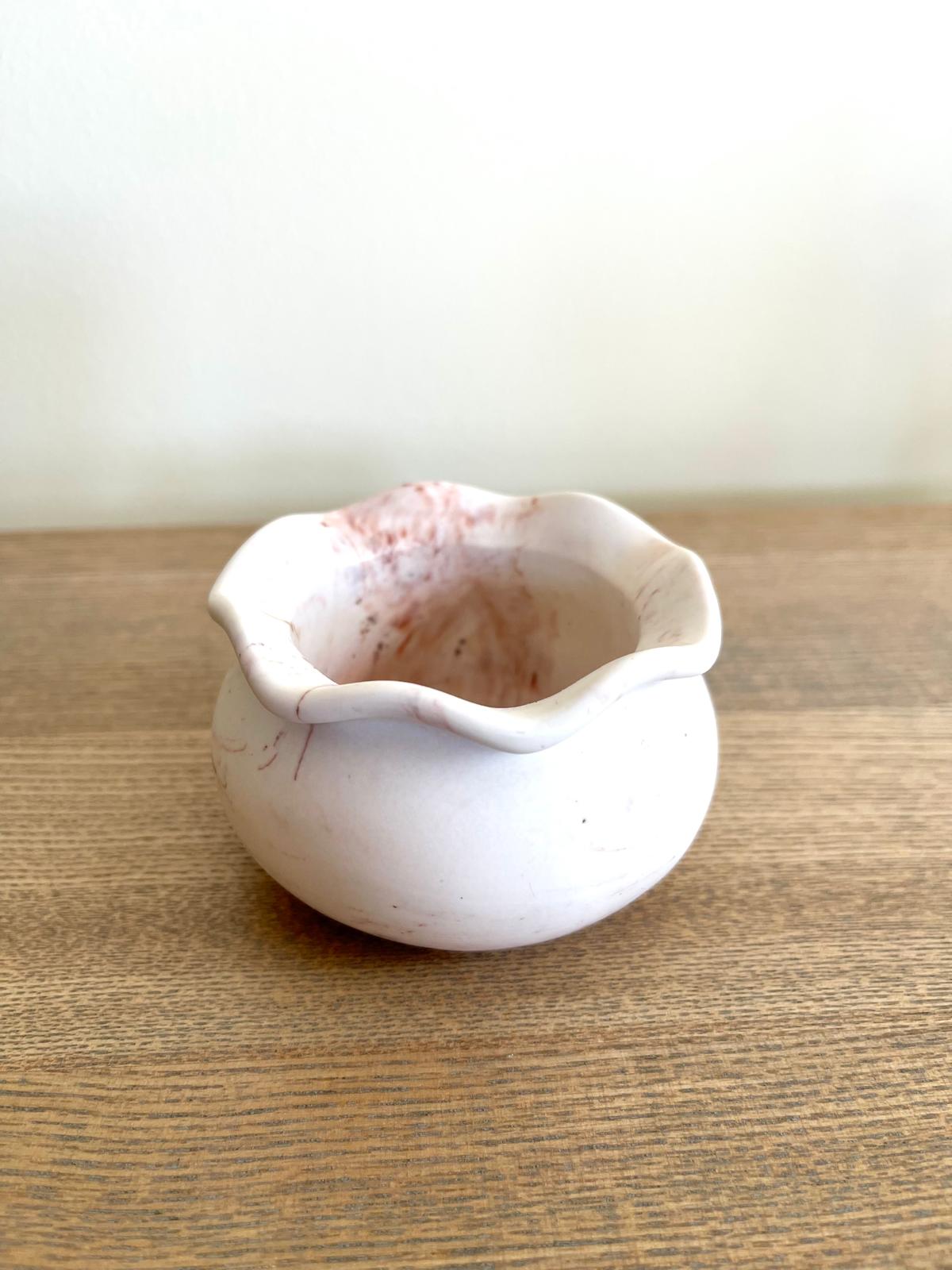 Taça decorativa orgânica em jesmonite rosa pequena