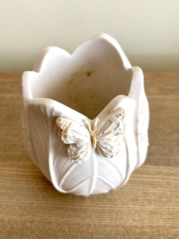 Jarra decorativa em jesmonite em forma de tulipa com borboleta - Image 3