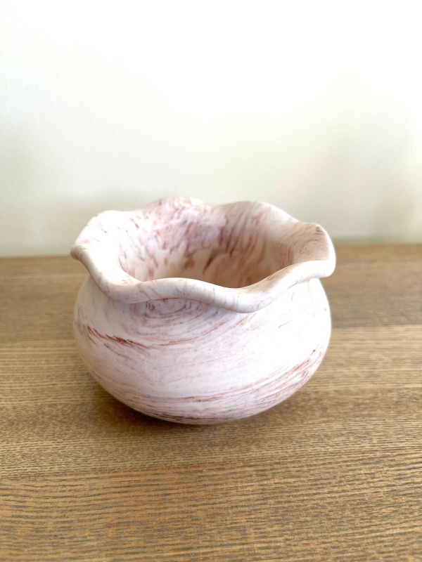 Taça decorativa orgânica em jesmonite rosa