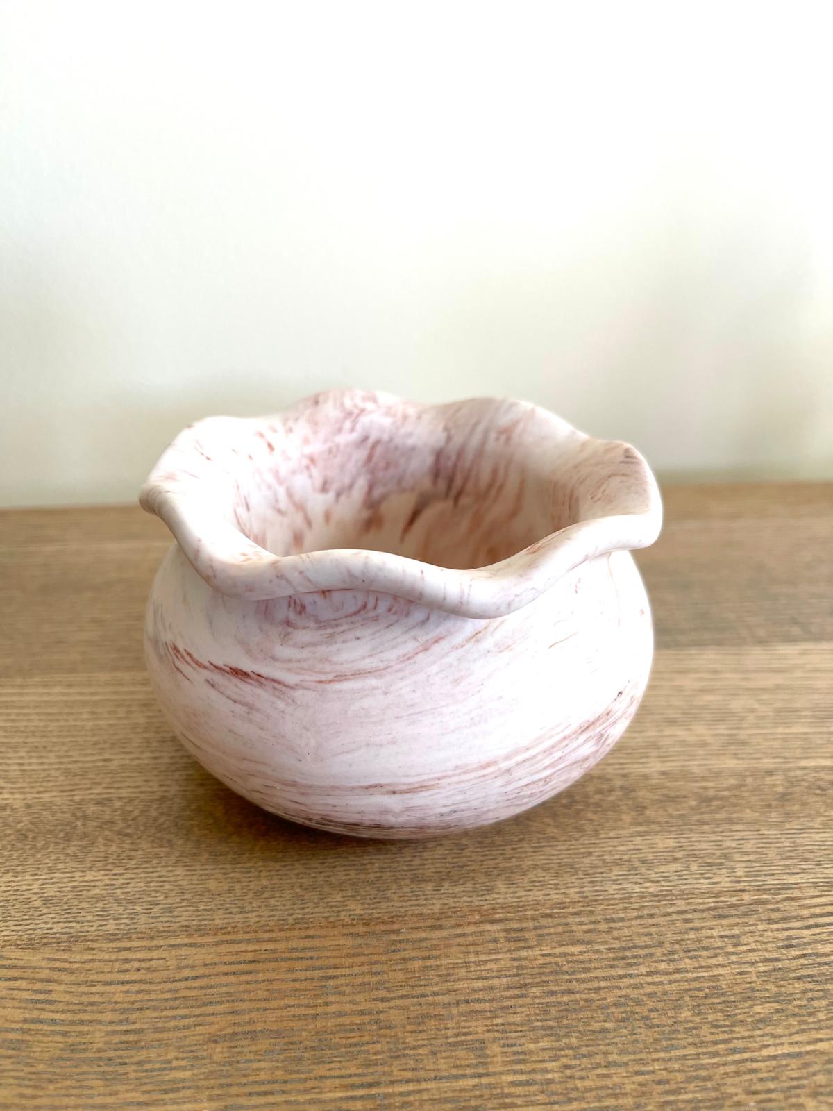 Taça decorativa orgânica em jesmonite rosa