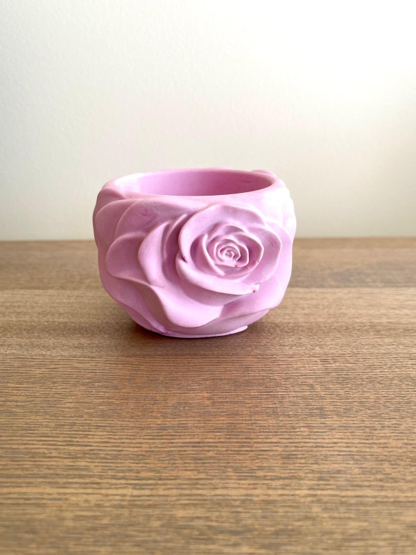 Taça decorativa em jesmonite em forma de rosa - Image 3