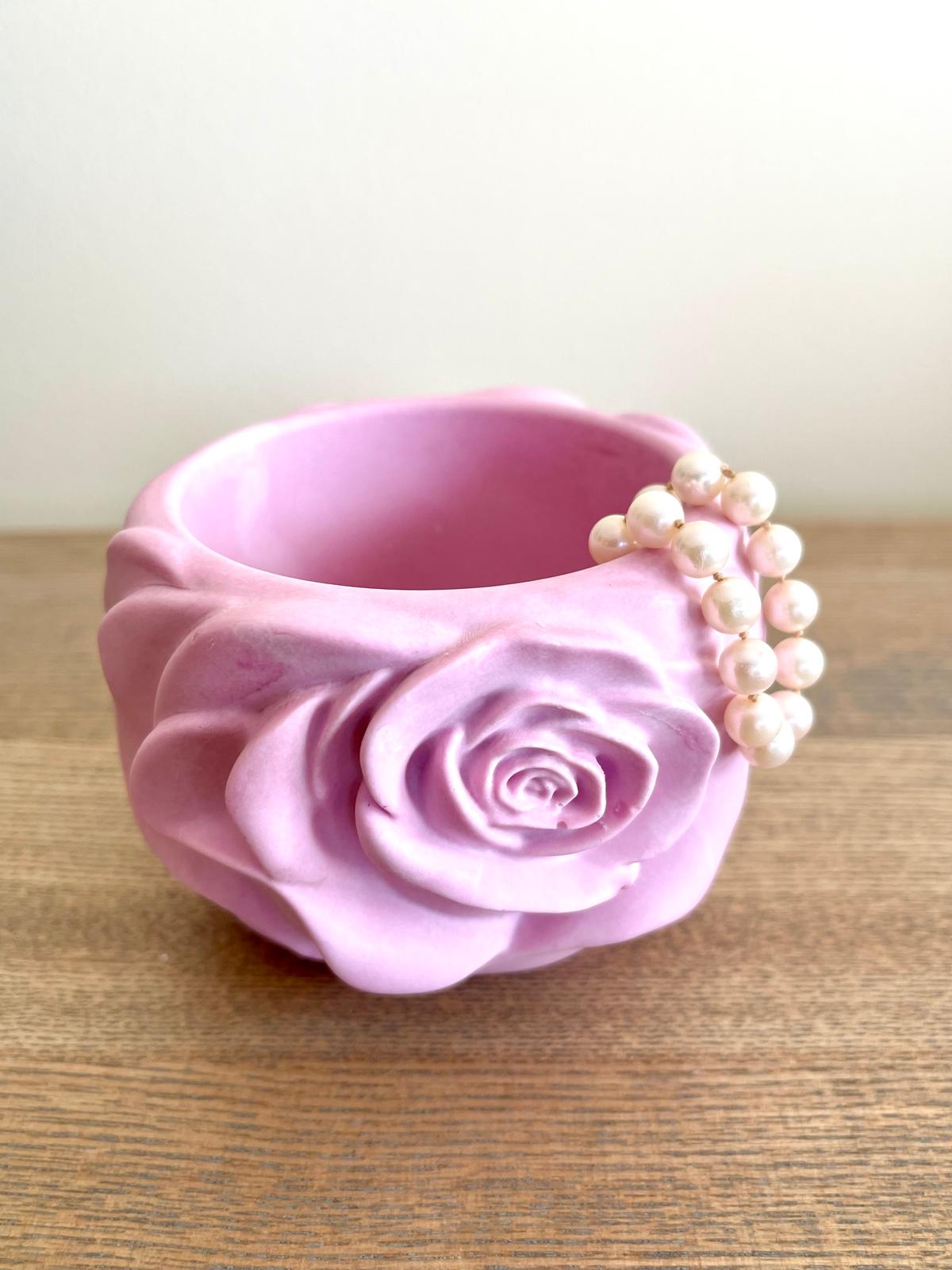 Taça decorativa em jesmonite em forma de rosa