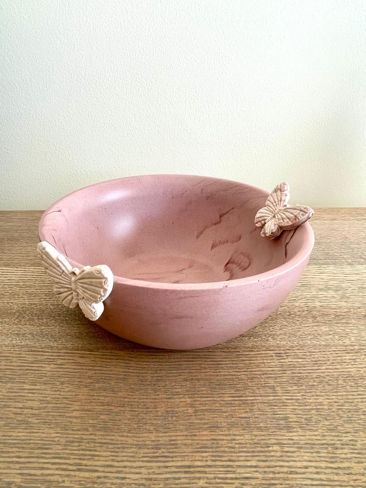 Taça decorativa em jesmonite rosa com borboletas