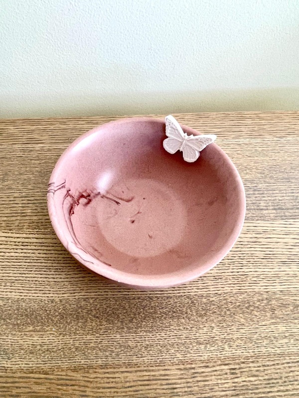 Taça decorativa em jesmonite rosa com borboleta