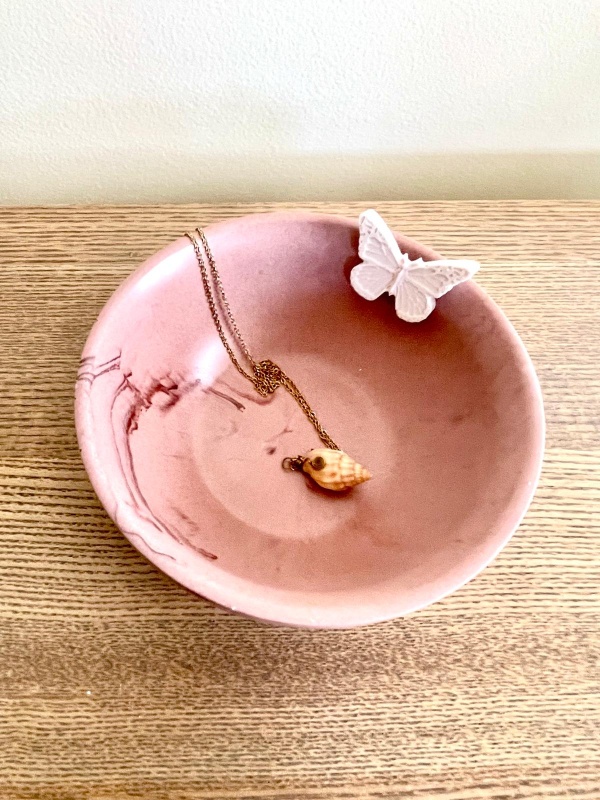 Taça decorativa em jesmonite rosa com borboleta - Image 2