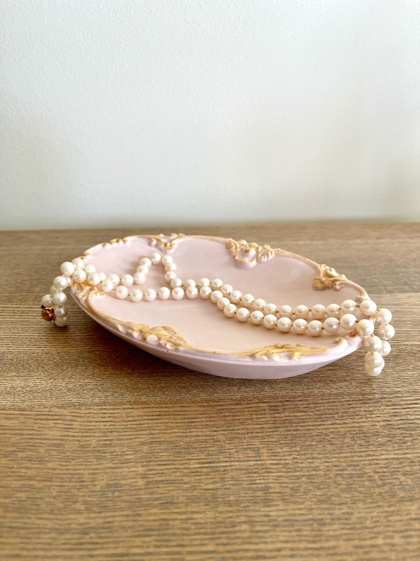 Prato decorativo em jesmonite rosa com relevo ornamental