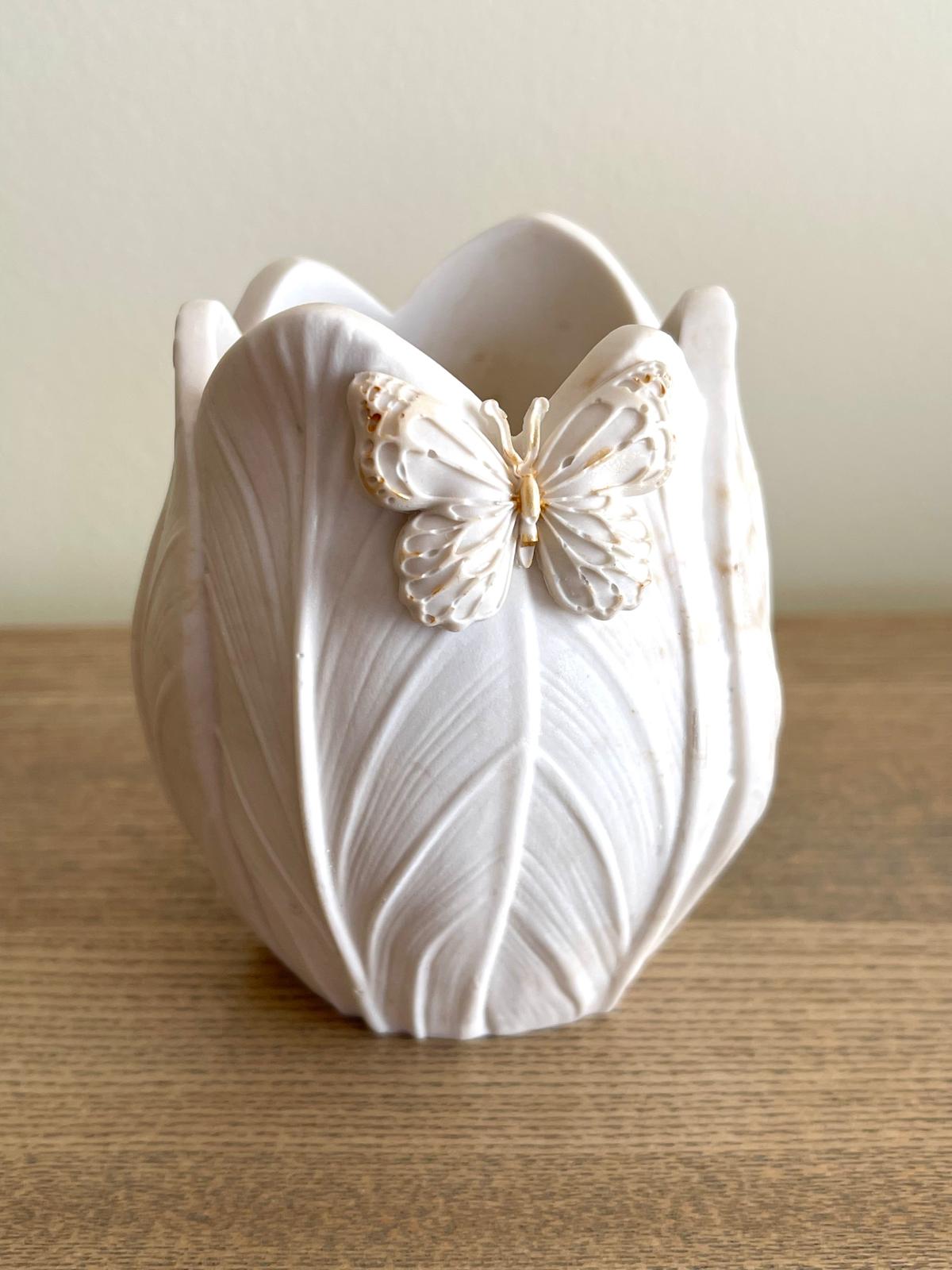 Jarra decorativa em jesmonite em forma de tulipa com borboleta