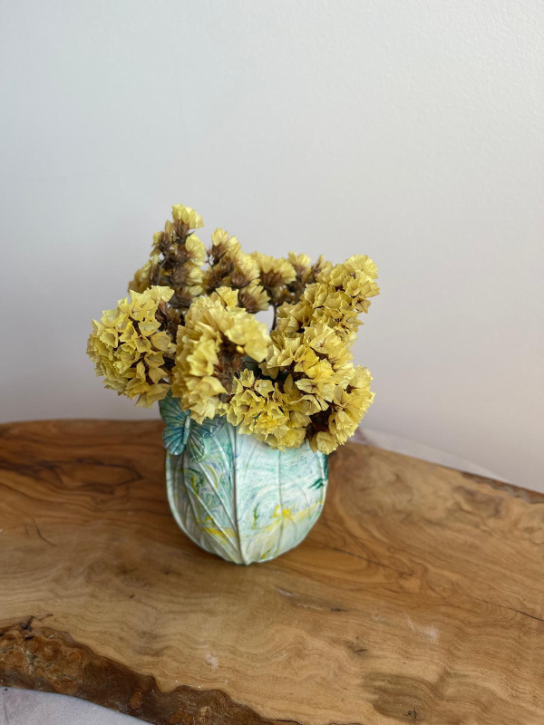 Jarra decorativa em jesmonite em forma de tulipa com borboleta - Image 3