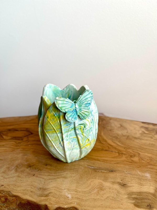 Jarra decorativa em jesmonite em forma de tulipa com borboleta