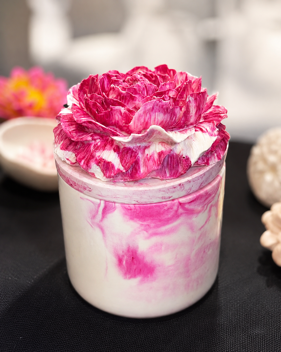 Caixa floral decorativa em jesmonite rosa e branca artesanal